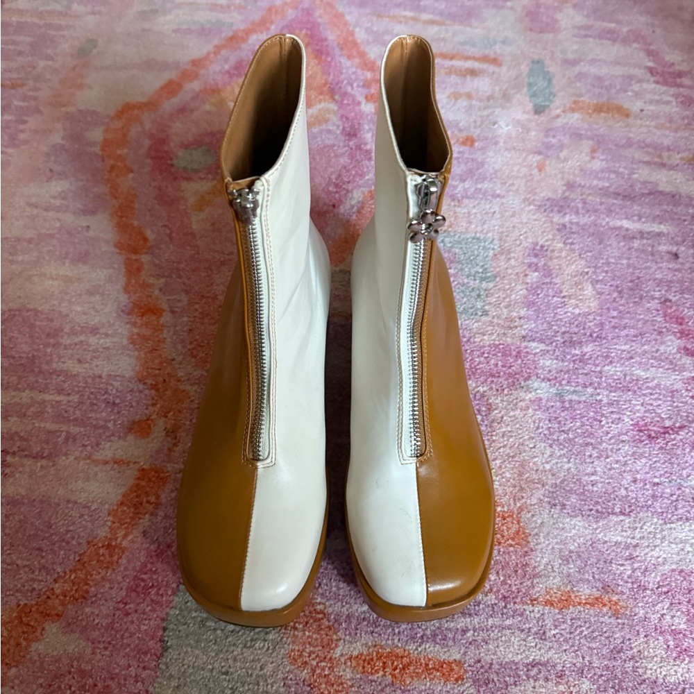 Lisa Says Gah White and Tan Ankle Boots